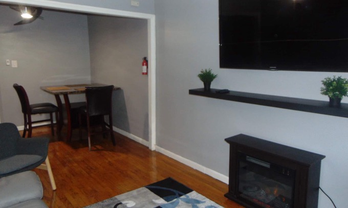 Canarsie Apartment | COZY SUBURBAN APARTMENT ONLY 11 MINS FROM BARCLAY'S CENTER & BROOKLYN MUSEUM .