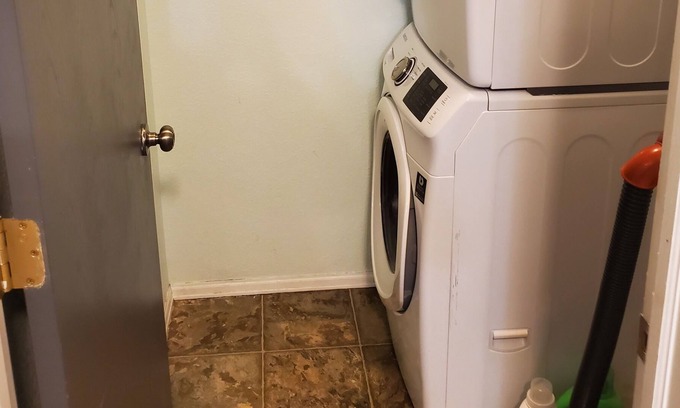 Dupont House | Cozy Suite 15 minutes from downtown cozy suite