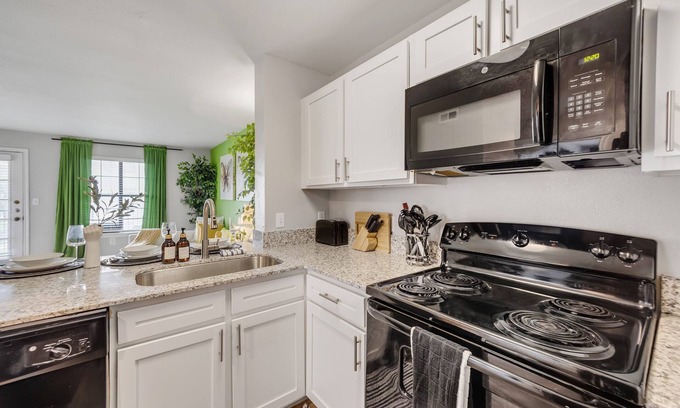Pleasant Valley Apartment | Cozy suite~8 min to DT~big pool~2bed 2bath~free parking