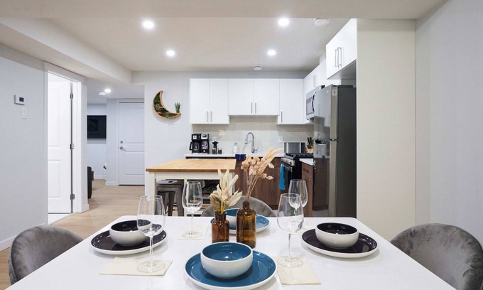 West Edmonton House | Cozy Suite near West Edmonton Mall with Full Kitchen, Office & Sofa Bed