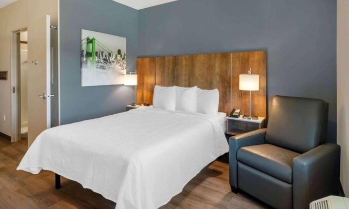 Biggar Hotel | Cozy Suite w/Kitchen Near Gulf Coast Town Center – 5 Min Drive