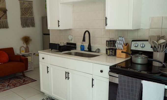 Ybor City House | Cozy Tampa Bay Guesthouse Bungalow 5 minutes from downtown!!