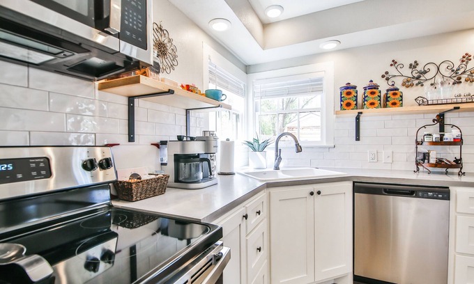 Tech Terrace House | Cozy Tech Terrace Cottage - Just a short walk to Texas Texas