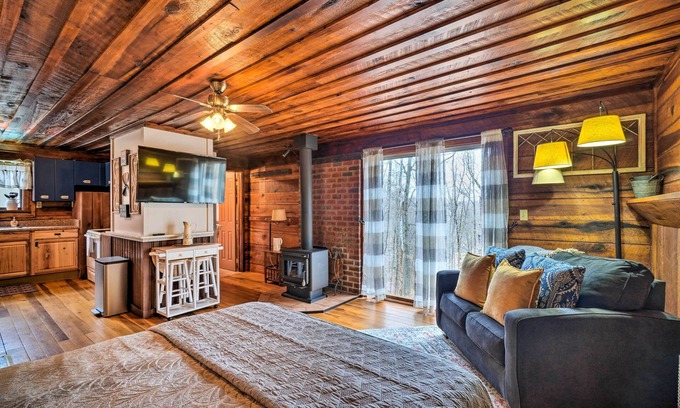 Byrdstown Apartment | Cozy Tennessee Cabin Rental - 1 Mi to Lake