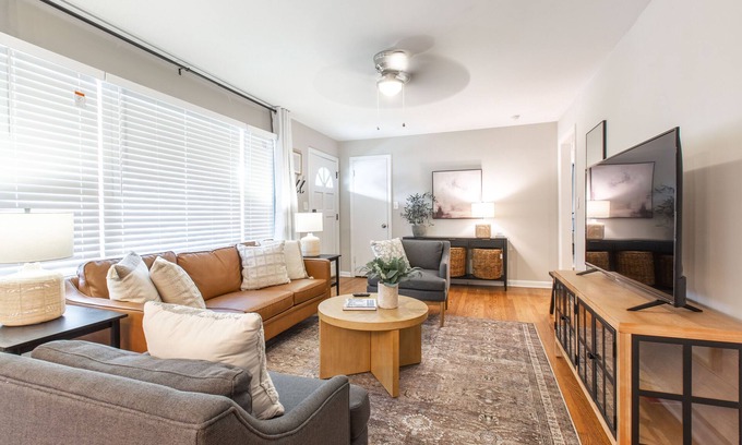 Independence House | Cozy Three-bedroom home 15 minutes from downtown Kansas City