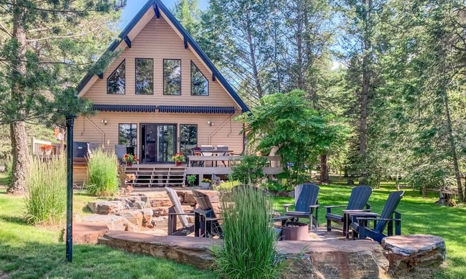 East Kootenay Cabin | Cozy Timber Ridge 1 Cabin - Private Beach/Lake Access