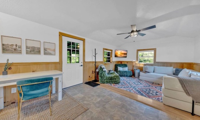 Jamestown House | Cozy Tiny Home by Big South Fork