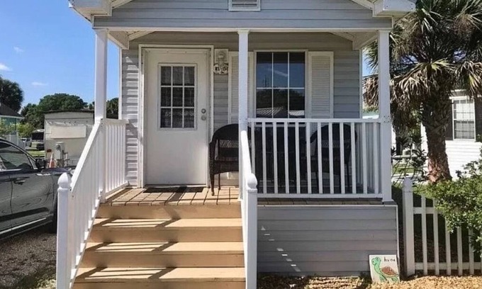 North Fort Myers Cottage | Cozy Tiny Home in North Fort Myers RV Resort