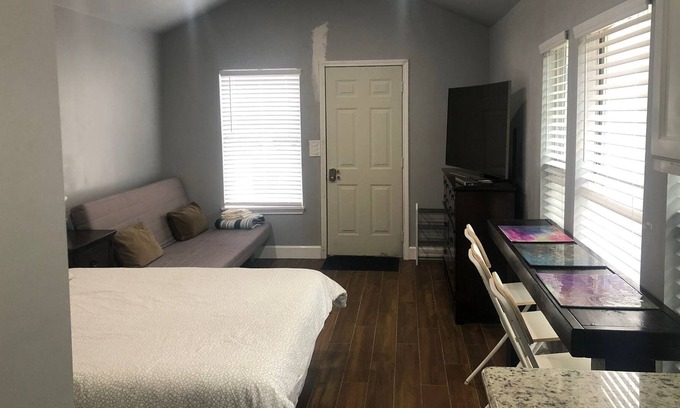 Northwest Los Angeles Heights Apartment | Cozy Tiny house - 8 mins from Downtown of San Antonio