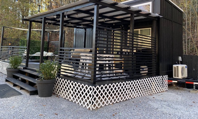 Old Fort House | Cozy Tiny House near Asheville, Black Mountain with FAST WIFI and a 30' deck