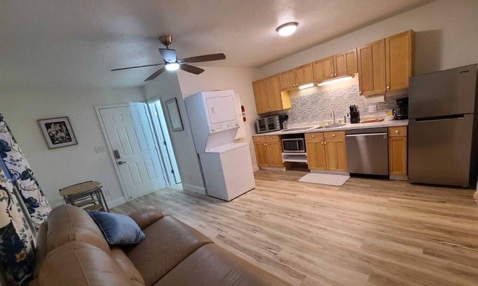 Murphy Cabin | Cozy top floor cabin with deck