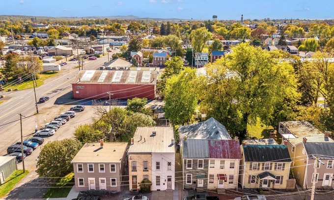 Frederick House | Cozy townhome in Downtown Frederick!