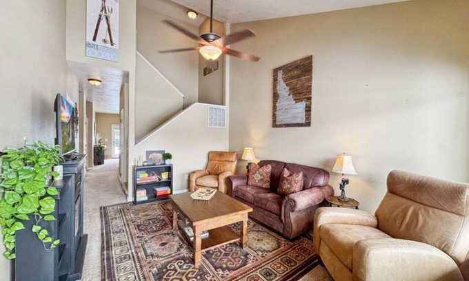 Donnelly Cabin | Cozy townhome near Tamarack