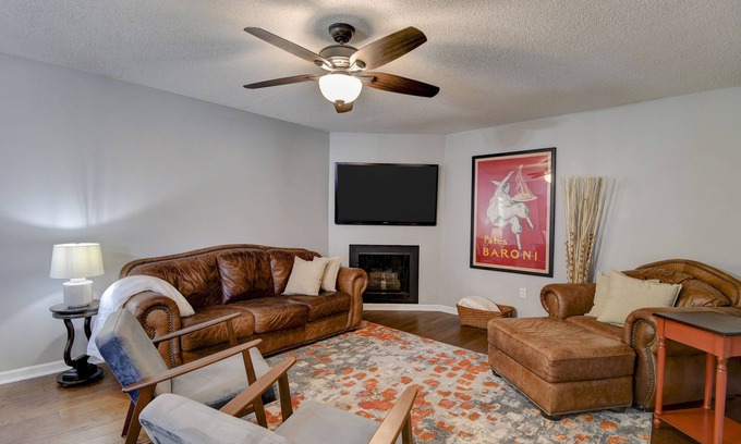 Mission House | ♥Cozy Townhome w/Lux Beds♥Full Kitchen♥ Deck+Grill♥Park access two doors down♥