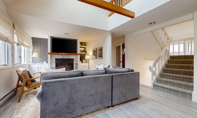 Stratton Mountain Condo | Cozy Townhome with Shared Pool, W/D & Wood-Burning Fireplace