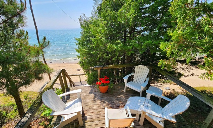 Harbor Springs House | Cozy Tree Fort Cottage - Lake Michigan Sunsets