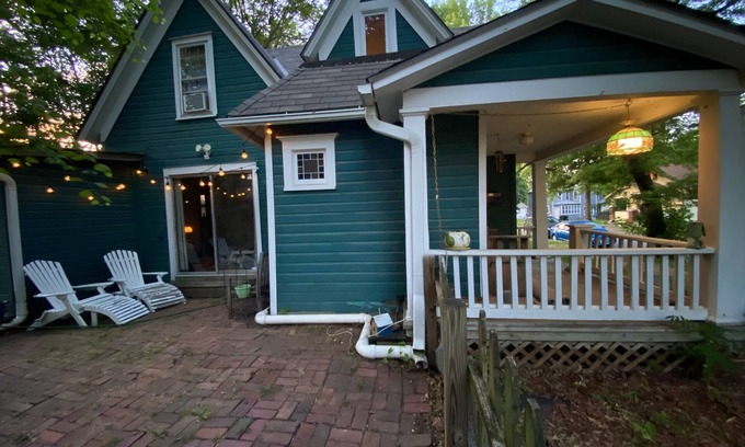 Greater Auburndale House | Cozy Treehouse Cottage - can sleep 8 with airbeds - sleeps 4 without air beds