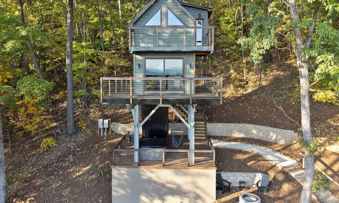 Stanardsville Cabin | Cozy Treehouse in charming Stanardsville with WiFi, Heating/AC, Hot Tub! n