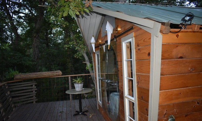 Willis House | Cozy Tropical Treehouse on Lake Conroe w/firepit, kayaks