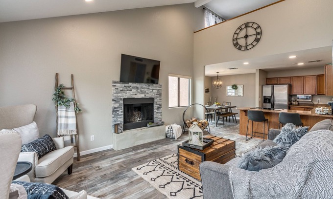 Tucson House | Cozy, Unique, Clean Condo with pool, walking distance from Sabino Canyon Tours!