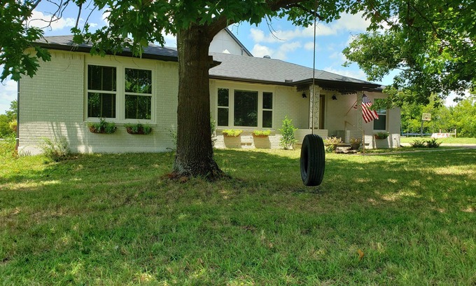 Rockwall House | Cozy updated farmhouse just minutes away from everything Rockwall