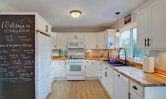 North Canton House | Cozy Updated Home W/Rec Room, Outdoor Bar & Patio