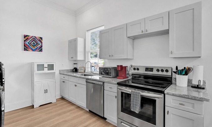 Milan House | Cozy Uptown Jazzy Retreat