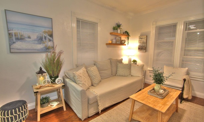 Whittier Apartment | Cozy Uptown Whittier Sleeps 4 , 25 mins. to Disneyland