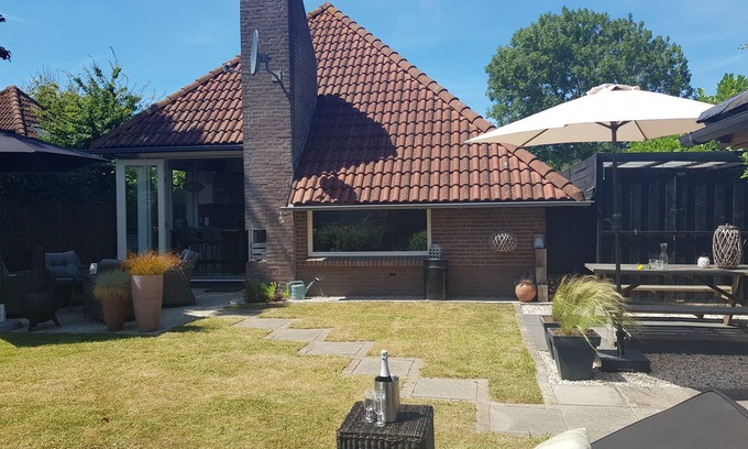 Herkingen Cottage | Cozy vacation cottage. Grevelingen beach Herkingen. North Sea beach at 20 minutes.