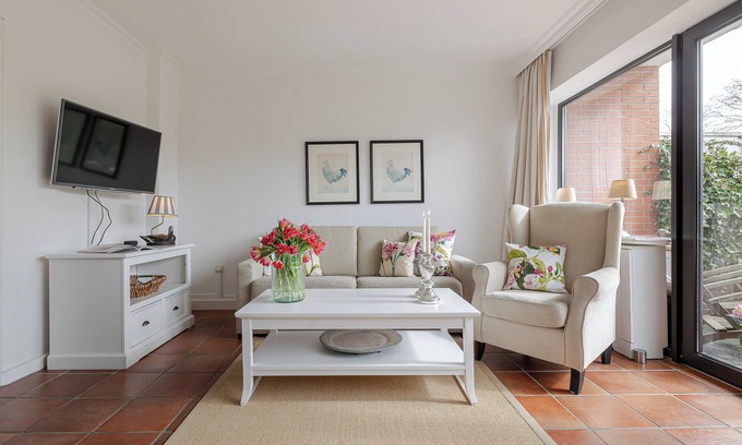 Tinnum Apartment | Cozy vacation happiness with garden view and south-facing terrace.