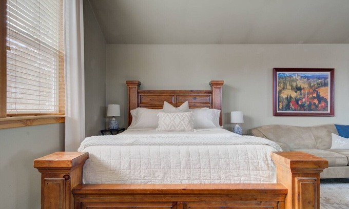 Valley West Apartment | Cozy Valley West Studio | Full Kitchen & Laundry