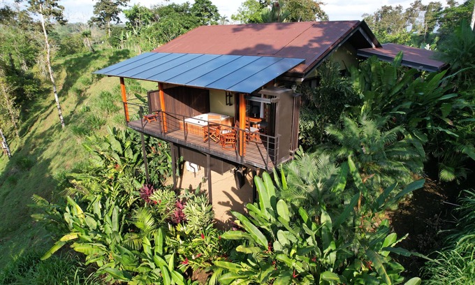 Monterrey Villa | Cozy villa with AC, jacuzzi, WiFi near La Fortuna and Arenal Volcano, Costa Rica