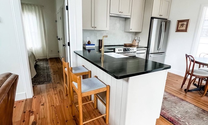 Old Village House | Cozy Village Inn- 5 min from beach!