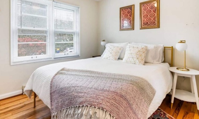 Richmond House | Cozy Vintage apartment above SE Clinton St