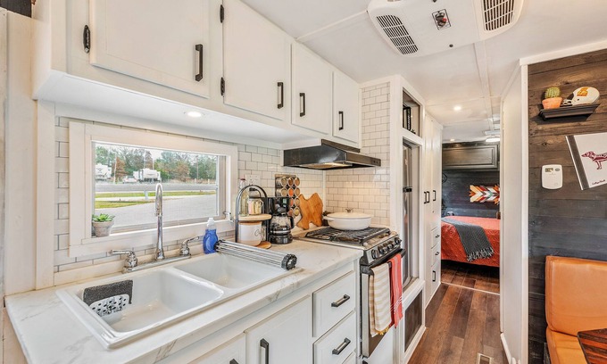 College Station House | Cozy Vintage Camper just 3 miles from Texas A&M