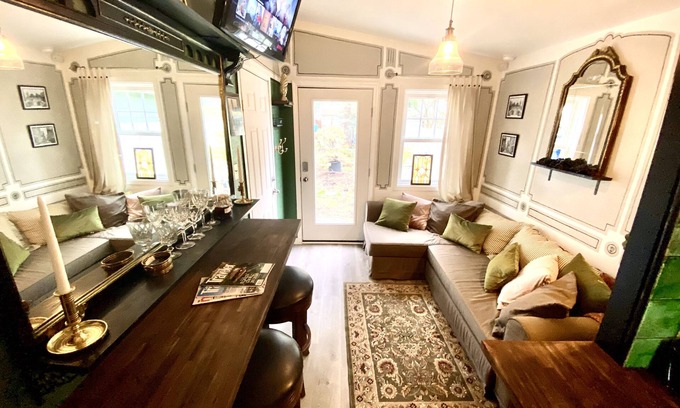 Lents Apartment | Cozy Vintage Pub Theme in a Semi-detached Apartment
