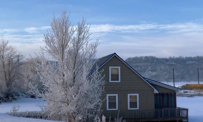 Sabula Boat Rental | Cozy Warm Winter "Nantucket" Cottage Getaway
