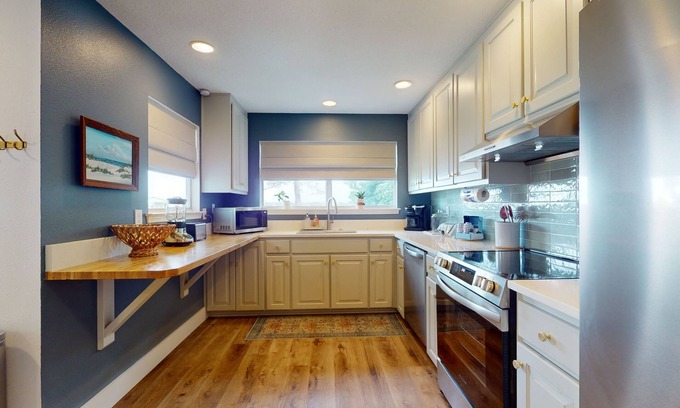 Fort Walton Beach House | Cozy waterfront cottage, pet friendly w deck and shared dock