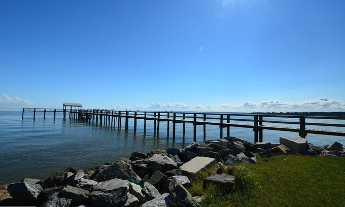 Cape Anne Cottage | Cozy waterfront remodeled beach cottage, just steps away from the Chesapeake Bay