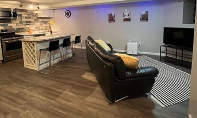 Washington Park Condo | Cozy Well Maintained Bronzeville 2 Bed 1 bath Condo! 5 min to U of C