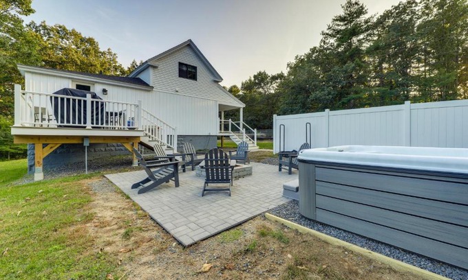 Wells House | Cozy Wells Getaway with Hot Tub - 4 Mi to Beach!