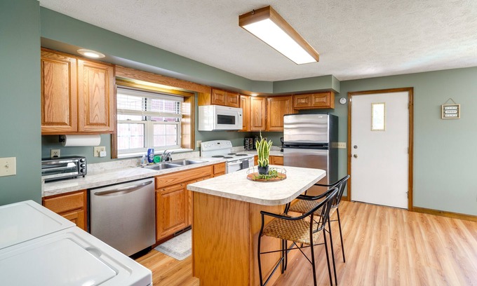 Hurricane House | Cozy West Virginia Home ~ 13 Mi to Kanawha River