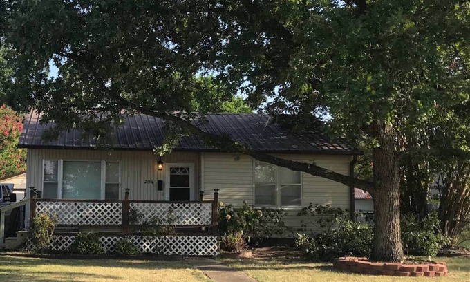 Eufaula Cottage | Cozy western cabin cottage with tons of entertaining space by marina in Eufaula!