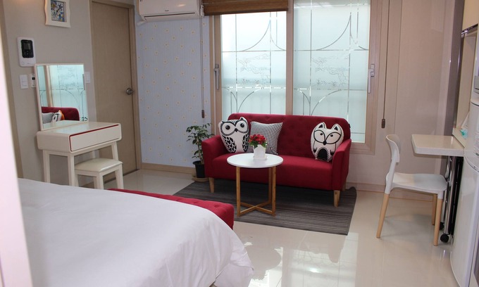 Eunpyeong-gu Apartment | cozy white house near old palace