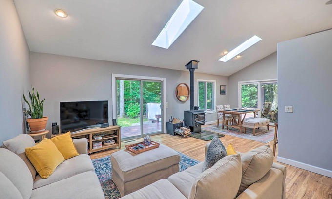 Whitehall House | Cozy Whitehall Hideaway w/Hot Tub + Chiminea!