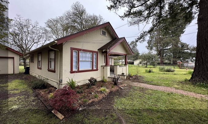 Boonville House | Cozy wine country home on 1 acre in town -walk to vineyards, restaurants, cafes