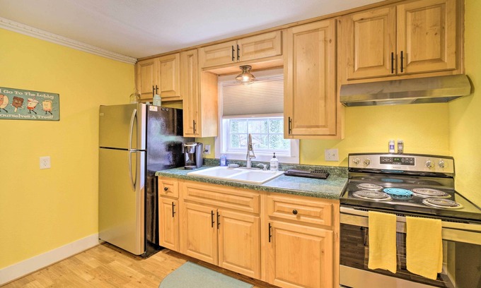 Brevard House | Cozy Wooded Retreat: 2 Mi to Dtwn Brevard!