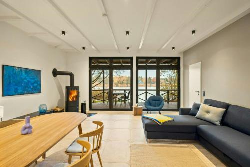 Falkensee House | Cozy Wooden House By The Lake