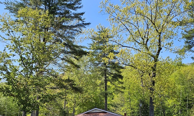 Litchfield Cottage | Cozy Year-round Lakefront 3 Bedroom 2 bath on Sand Pond with stunning view.