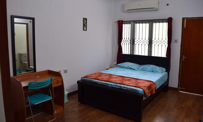 Thousand Lights West Apartment | Cozystay near Hotel Taj Coromandal - Room No.3